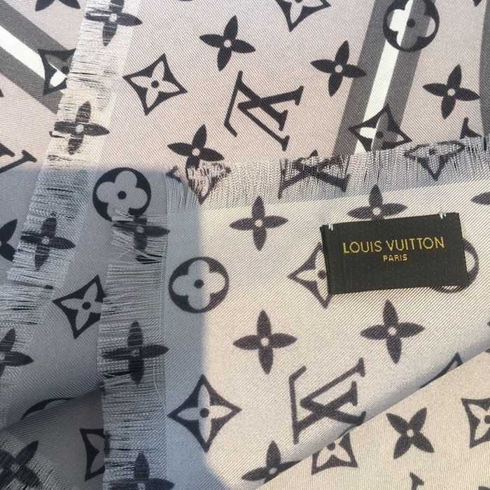 Louis Vuitton Scarf LVS00131